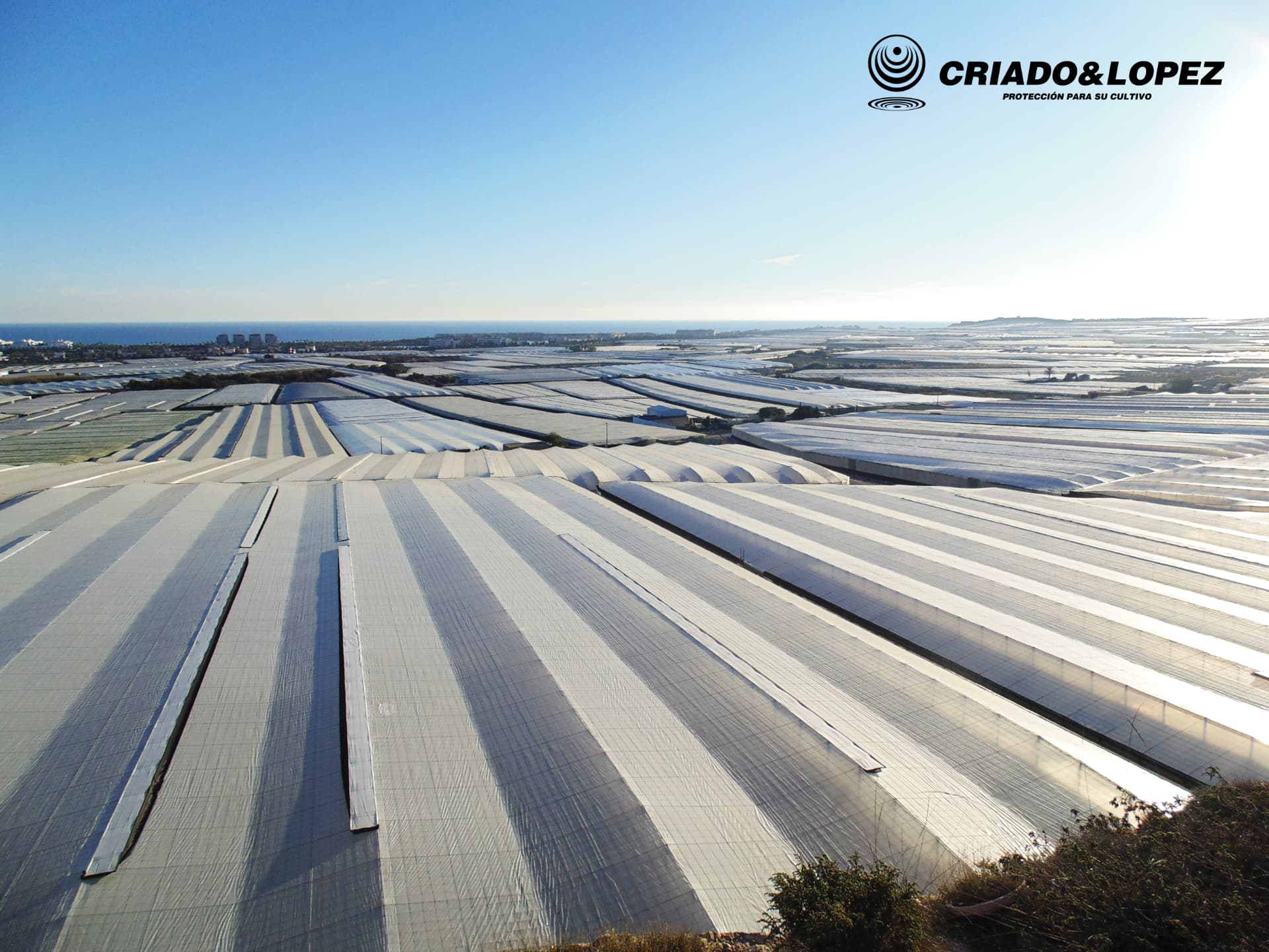 Invernaderos protegidos con plásticos agrícolas en Almería